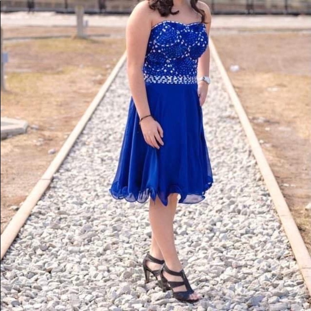 Beautiful cocktail dress, size 6.